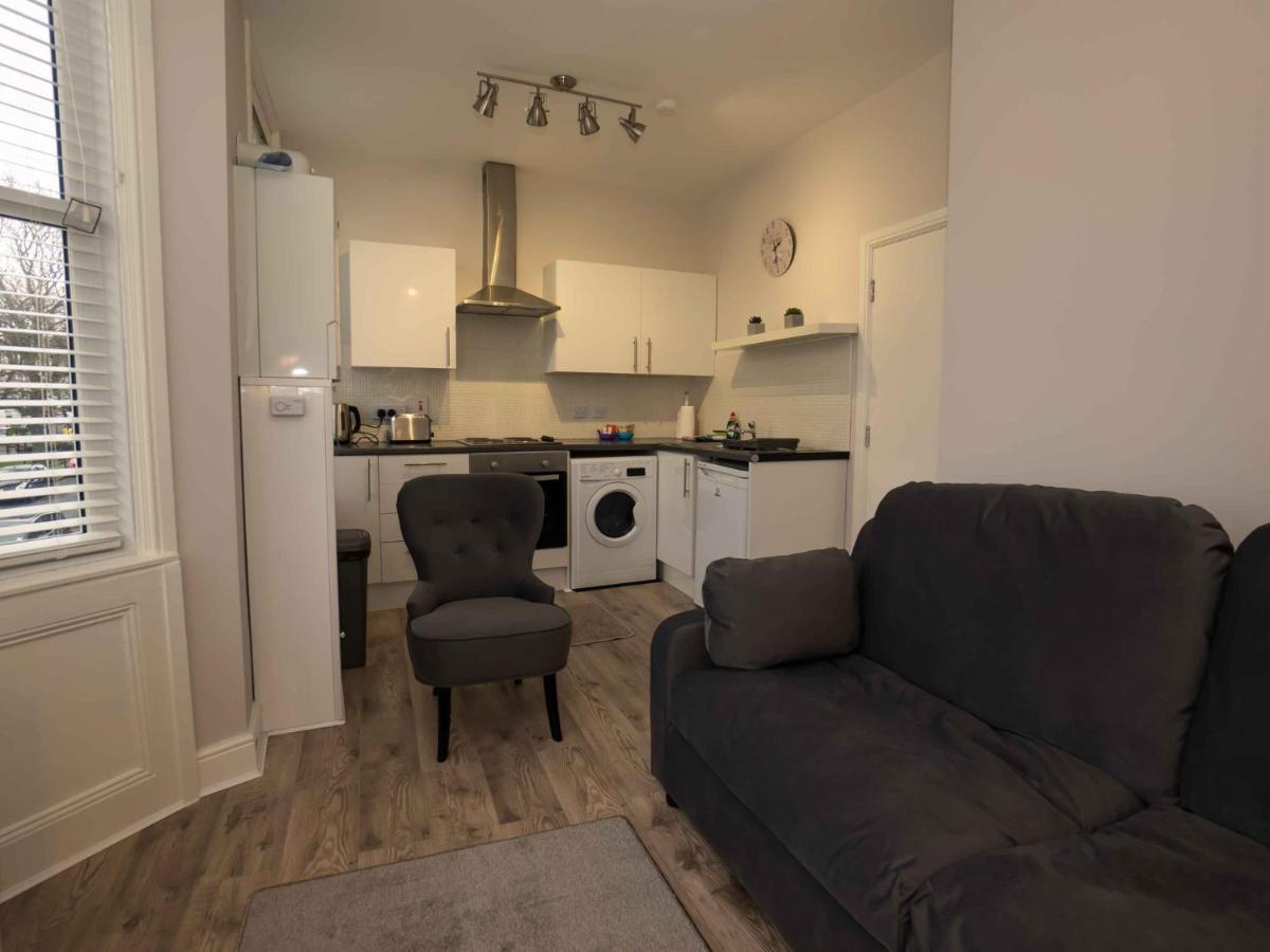 Pass The Keys Newly Renovated 2 Bedroom Apartment And Free Parking スカーバラ エクステリア 写真
