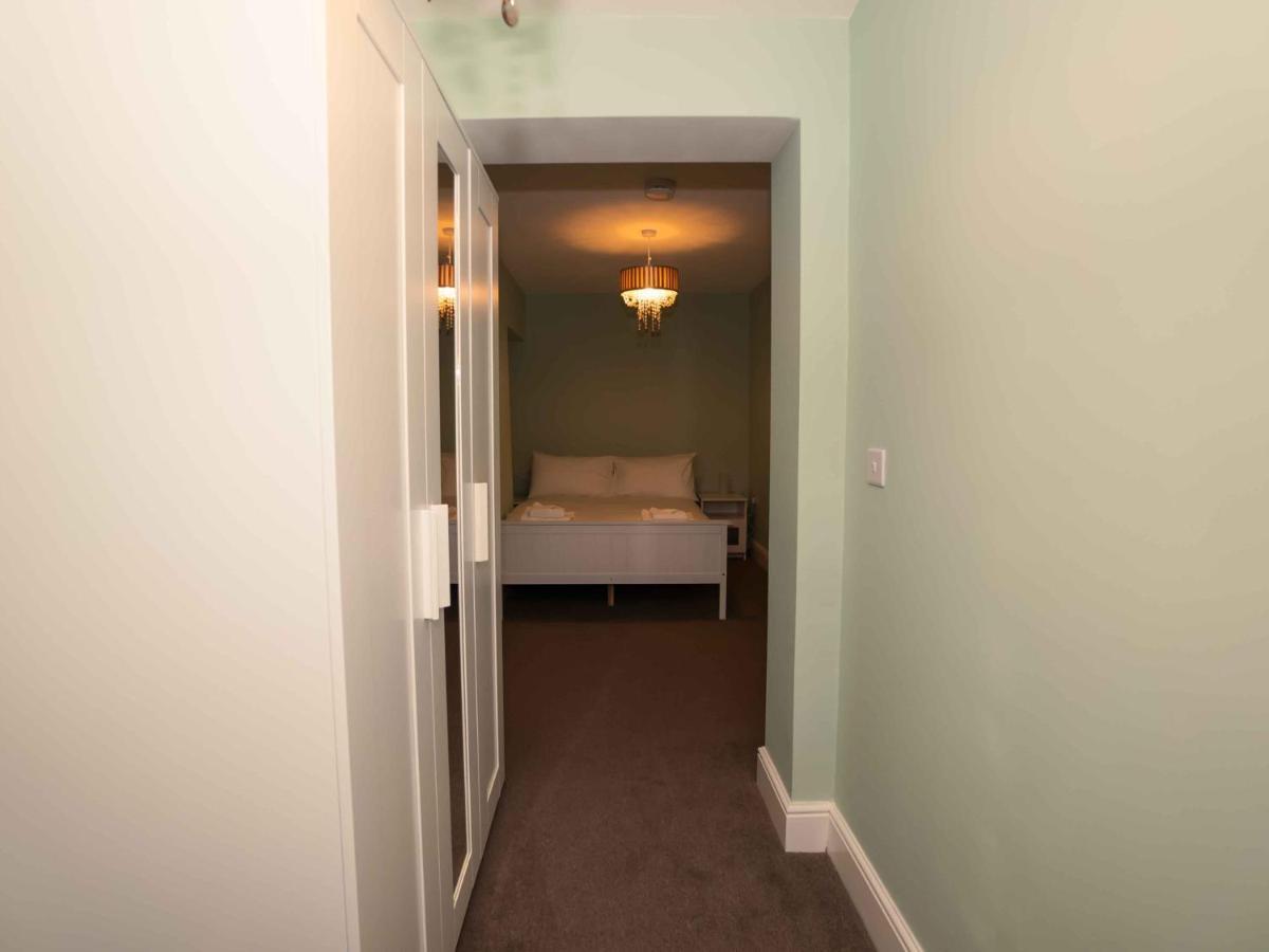 Pass The Keys Newly Renovated 2 Bedroom Apartment And Free Parking スカーバラ エクステリア 写真